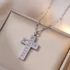 Colar Feminino Colorido Zircônia Joias Design de Nicho Pingente Cruz Completo em Diamante Colar Corrente de Clavícula em Aço Inoxidável