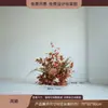 Escena de decoración de escaparate de tienda de ropa con flores de otoño, juncos, hierba y flores secas para una transmisión en vivo con temática femenina