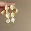 Hija de familia rica ~ aretes de trigo con borla larga dorada para mujer, aretes de lujo ligero de alta gama, aretes de atmósfera exagerada única