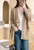 Nuevo Estilo Otoño e Invierno 2026 Cárdigan de Punto Holgado de Longitud Media para Mujer, Chaqueta Suéter de Color Sólido con Cuello en V, Estilo Relajado, Versátil y Moderno