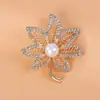 Broche de flor moda Coringa liga de zinco broche de diamante roupas adultas corsage oco pino de pérola acessórios atacado