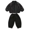 Conjunto de Ropa de Invierno para Niños 2026 Nuevo Elegante Estilo Otoño/Invierno para Bebé Chaqueta Rayada Conjunto de Tres Piezas Ropa de Invierno para Niños