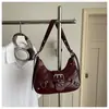 Nova bolsa de lua única e estilosa, versátil para o trajeto diário, bolsa de ombro retrô europeia e americana da moda, bolsa de ombro feminina com tachas