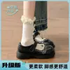 Sapatilhas de bico fino com laço combinadas com uma saia, novo estilo 2026, sapatos femininos Mary Jane populares deste ano para o outono, sapatos pequenos de couro