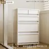 Mesita de noche blanca de plástico multicapa con cajones y ruedas, adecuada para organizar papelería y cosméticos, móvil y silenciosa