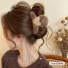 Presilha de cabelo estilo vintage que não danifica os fios, na cor café com toque de luxo, presilha de tubarão de pelúcia, acessório de cabelo fofo e doce para penteados presos.