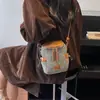 Nova Bolsa Saco Feminina Trançada de Ombro Único Fashionável Diária Inclinada Outono Transversal 2026 Coreana Cor Contrastante Simples Bolsa Sensação Nicho