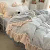 Es esponjoso y muy cálido~ El juego de cama de terciopelo de leche de cuatro piezas está engrosado para el calor del invierno, y la funda de edredón de terciopelo de coral es ropa de cama Clase A