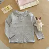 Roupas de primavera e outono para bebês e crianças pequenas, camiseta fofa de manga comprida com um elegante colarinho de boneca para bebês meninas, top base versátil, moderno