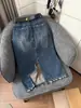 Falda de Mezclilla de Cintura Alta con Bordado en Bolsillo de Diseño Retro para Mujer Verano 2026 Falda Midi Súper Caliente Falda de Línea A con Abertura Trasera