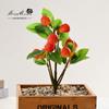Os fabricantes de decoração de interiores de bonsai de frutas de simulação de estilo pastoral de flores falsas fornecem diretamente flores artificiais uma geração de frutas de azevinho