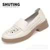 Zapatos Nuevos Estilo 2026 para Mamá, Suela Suave de Verano, Suela de Goma, Antideslizantes, Diseño Hueco, Zapatos Cómodos para Mujeres Mayores, Venta al por Mayor Directamente de Fábrica