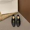 Sapatos Baixos de Couro Retrô para Mulheres Estilo Primavera e Outono 2026 Sapatos Mary Jane Vazados com Cadarço Respiráveis Versáteis Sapatos de Vovó