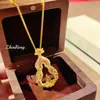Artesanato Antigo Pingente de Cabacinha Flor de Lótus Buda Amorfo Totalmente Cravejado com Diamantes Novo Estilo Chinês Ouro Esculpido Oco Colar de Coríndon Vermelho para Mulheres