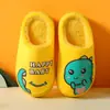 Nuevas Pantuflas de Algodón 2025 para Niños de 3 a 10 Años Dibujos Animados de Dinosaurios Hogar Interior Antideslizantes Suela Gruesa Zapatos de Piso para Niños y Niñas