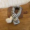 Bufanda cruzada de bola de peluche de dibujos animados a rayas para niños, cálida en invierno, calentador de cuello suave y largo para niños y bebés