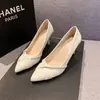 Tacones Altos Franceses de Socialité Sexy Primavera/Otoño 2026 Estilo Nuevo Profesional Temperamento Corte Bajo Punta Fina con Pedrería Zapatos de Salón de Gama Alta para Mujer