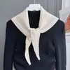 Bufanda de Moda de Lana 100% con Florcitas Tridimensionales para Mujer Pañuelo de Cabeza Elegante Versátil de Color Sólido de Alta Calidad