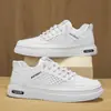 Zapatos casuales blancos slip-on, zapatos de hombre de moda 2026, zapatillas deportivas transpirables de verano nuevas para adolescentes