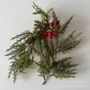 Guirlanda de Plantas Artificiais Pinheiro de Natal e Folha de Cipreste Acessórios de Decoração de Atmosfera de Natal com Frutas Vermelhas e Pinhas Amazon