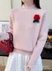 Suéter de tricô feminino novo estilo coreano para outono e inverno, macio e aconchegante, com gola semi-alta e decoração floral, top interno de caimento solto