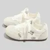 Zapatillas de Entrenamiento Transpirables de Malla Alemanas para Mujer, Nuevo Estilo Otoño 2026, Bordado de Dibujos Animados Amarillo Crema, Zapatillas Casuales Originales de Nicho