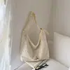 Bolsa de Ombro Única em Lona com Flor Vazada Feminina Grande Capacidade para o Trabalho Estilo Literário Versátil Bolsa Tote Verão 2026