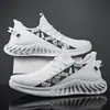 Zapatillas de malla de moda estilo coreano, ligeras, con suelas suaves, resistentes al olor y con el diseño clásico de zapato de tela de Pekín, lo que las hace modernas, versátiles y adecuadas para el uso casual y deportivo para hombres.