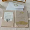 Invitación de boda vintage de terciopelo color camello con impresión en relieve, tarjeta de respuesta con código QR de forma especial, invitación de boda
