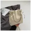 Bolsa de Ombro Simples de Prata Estilo Coreano para Mulheres 2025 Novo Modelo Versátil Texturizada para o Dia a Dia Transversal com Corrente de Ombro Bolsa Saco