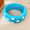 Pulseira circular de resina com bolinhas, única e estilosa, estilo europeu e americano ousado e moderno, joia de nicho de luxo leve e de alta qualidade