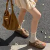 Chinelos Casuais Fechados com Solado Grosso para Mulheres 2026 Nova Moda Chinelos Fechados Decorados com Strass com Solas Macias Versáteis Plataforma Aumento de Altura