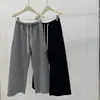 Silueta holgada, pants grises de dobladillo deshilachado, casual y versátil sin esfuerzo, estilizan, diseño de cordón elástico, pantalones rectos cropped