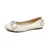 Wei Wei Girl 955-6 Sapatos de Salto Único com Rebites Punk para Mulheres Design com Senso de Design Nicho Fivela de Metal Bico Baixo Sapatilhas de Salto Baixo