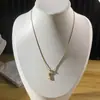 Pingente de Aço Titânio com Letra Inglesa Estilo Coreano, Não Desbota, Pingente Moderno e Único, Corrente de Clavícula Versátil de Nicho