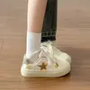 Zapatillas de plataforma Dopamine para mujer, nueva colección de verano 2026, zapatos blancos con efecto de aumento de altura, modernos y versátiles, con un diseño único de estrella