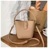 Bolso Grande de Alta Gama Retro para Mujer 2025 Nueva Moda Bolso de Hombro Cruzado para Viajes Diarios Bolso de Mano Versátil Bolso Cubo