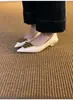 Primeiro Encontro Temporada Retro Francês Fivela Quadrada Bico Fino Couro Envernizado Sapatos de Salto Baixo Femininos Versátil Novo para o Trabalho Salto Gatinho Elegantes Sapatos Femininos