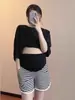 Pantalones cortos de soporte para maternidad a rayas blancas y negras para mujer con ribete de encaje en el dobladillo, diseño holgado de pierna ancha que no oprime el vientre, shorts casuales de maternidad