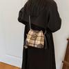 Textura de alta calidad Bolso bandolera tipo cubo para hombro versátil para mujer 2023 Nueva moda moderna Vintage