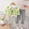 Conjunto de roupas de outono para bebê menina infantil coreano Primavera e Outono completo listrado duas flores colete calça de manga comprida terno de três peças geração