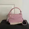 Outono 2026 Nova Elegante Tendência Personalidade Padrão Couro de Avestruz Simples Versátil Bolsa Quadrada Pequena de Ombro Cruzado de Mão