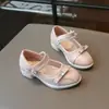 Zapatos de tacón alto de cuero de moda para niñas 2026 Primavera/Otoño Nuevos Mary Jane de suela blanda Zapatos de princesa con pedrería para actuaciones