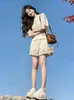 Conjunto deportivo casual de alta gama estilo coreano para mujer, nueva moda verano 2026, conjunto de dos piezas de top hueco y shorts que rejuvenecen