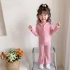 Conjunto de moda coreana para primavera y otoño 2026 para niñas, con un diseño de pantalones acampanados cómodo y adorable, perfecto para uso casual y para crear un look dulce y moderno para niños pequeños