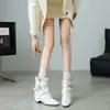 2026 Botas Melard Cavaleiro Retro Bico Fino Aumentadoras de Altura para Mulheres com Fivela de Cinto Botas de Cano Curto Estilo Cowboy Ocidental Botas da Moda