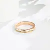 Anel Liso Meio Cravejado com Diamantes Japonês e Coreano Mais Vendido, Anel de Aço Inoxidável com Design de Nicho, Fileira de Diamantes, Anel de Celebridade da Internet com Zircônia, Atacado do Fabricante