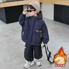 Parka de Pelo de Coelho Bordada Estilo Outono/Inverno para Meninos 2026 Novo Estilo de Inverno Jaqueta Acolchoada Estilo Street Cool Roupas de Algodão para Crianças