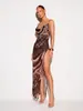 Estilo transfronterizo europeo y americano de moda: un vestido de malla con cuello halter, estampado de leopardo, espalda descubierta, abertura alta y corte ajustado al cuerpo, perfecto para fiestas