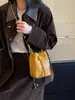 Bolsa de Hombro Cruzada Tejida con Cordón Versátil de Moda Otoño 2026 Diseño de Nicho Bolso Cubo